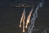 A-10 Thunderbolt dell'USAF mentre rilascia chaff e flares per autoprotezione